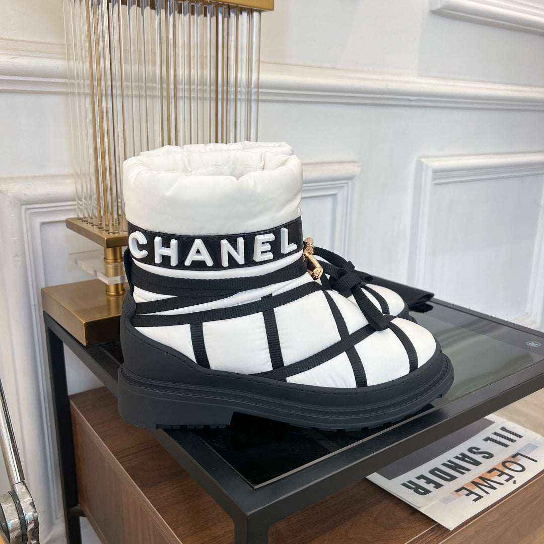 CHANEL SKI BOOTS IN WHITE MIX BLACK QUILTED COTTON